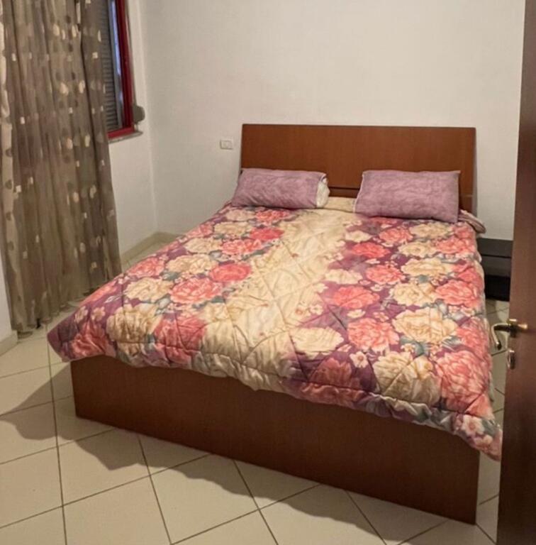 Kthesa e Kamzës, jepet me qera apartament 1+1!