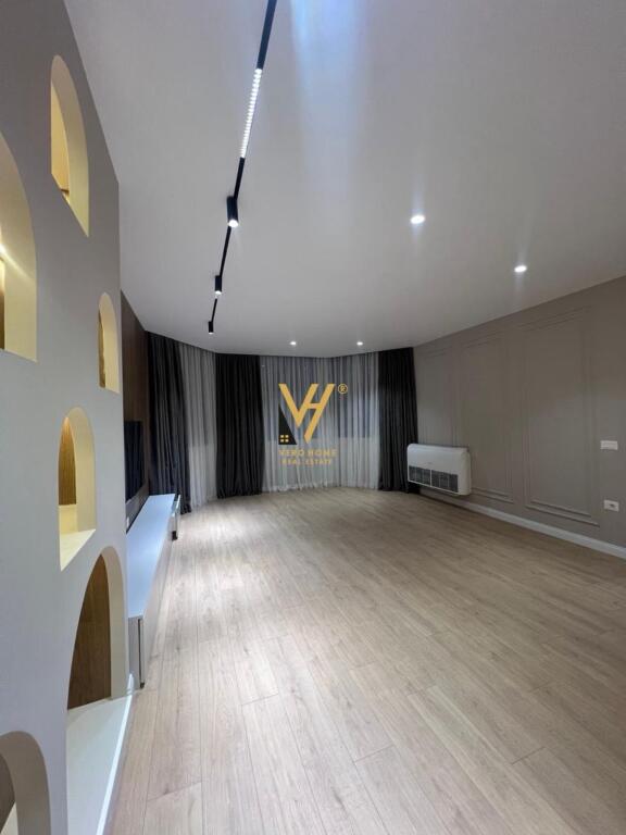 JEPET APARTAMENT 3+1+2+3BLK ME QIRA TE RRUGA E KOSOVAREVE 2.500 EURO