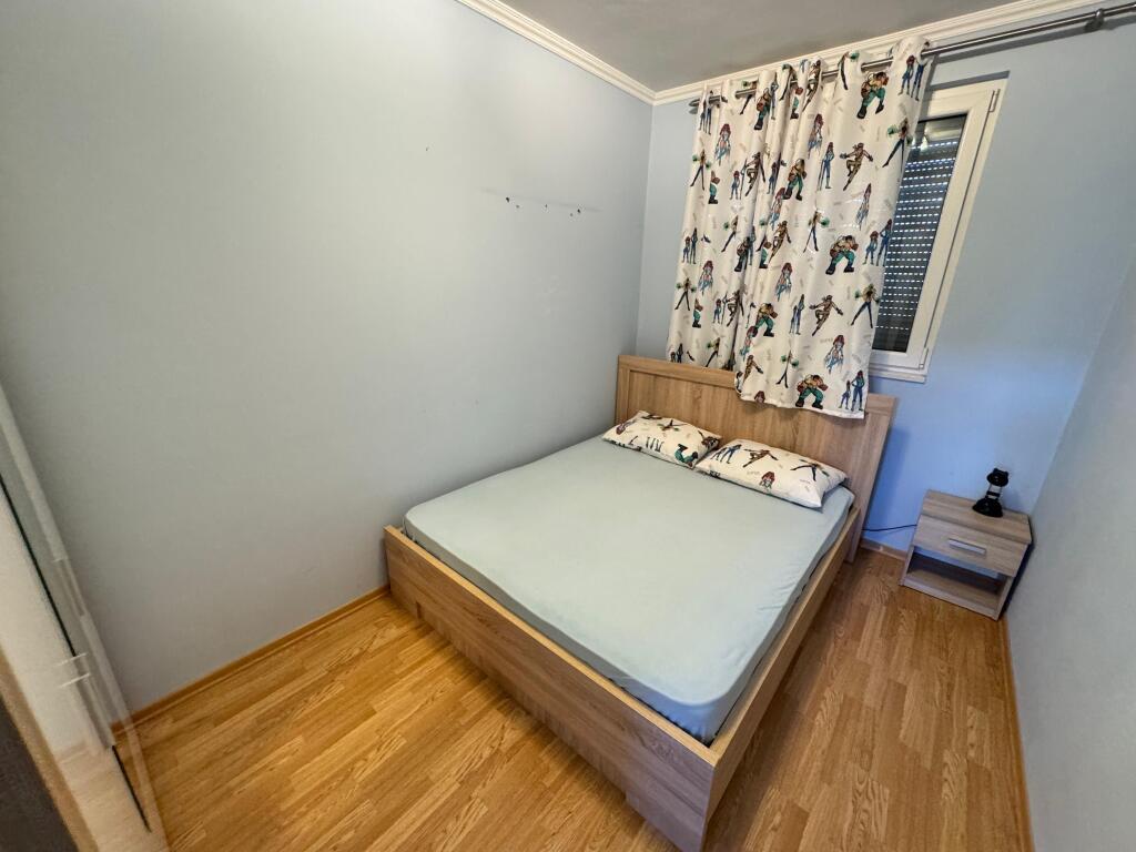 Jepet me qera Vile 2 Kate  Adresa : Pran Teg Perball Universitetit Aldent  I mobiluar  Vila Organizohet ne 3 dhoma gjumi 1 sallon 3 tualete 1 garderob 2 ballkone dhe 1 verande  3 poste parkimi  Cmimi 150,000 lek te reja i diskutueshem