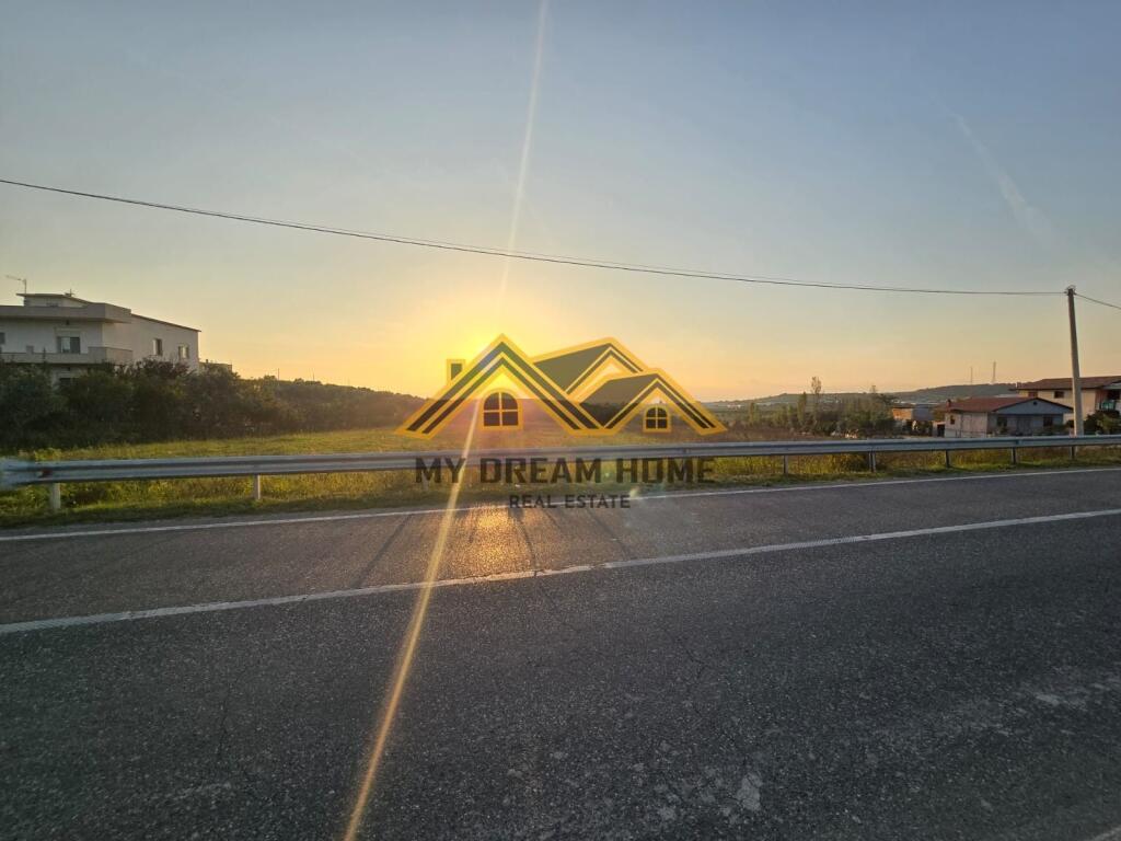 Terreno in Vendita a Manëz Vicino alla Strada !