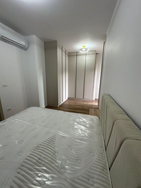 2+1,i mobiluar luks,te shkolla e kuqe,800 euro me parkim