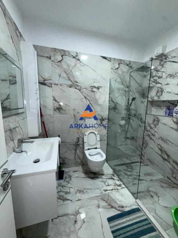 AFFITTASI APPARTAMENTO 2+1+BALCONE+DEPOSITO A UNAZA E RE 500 EURO