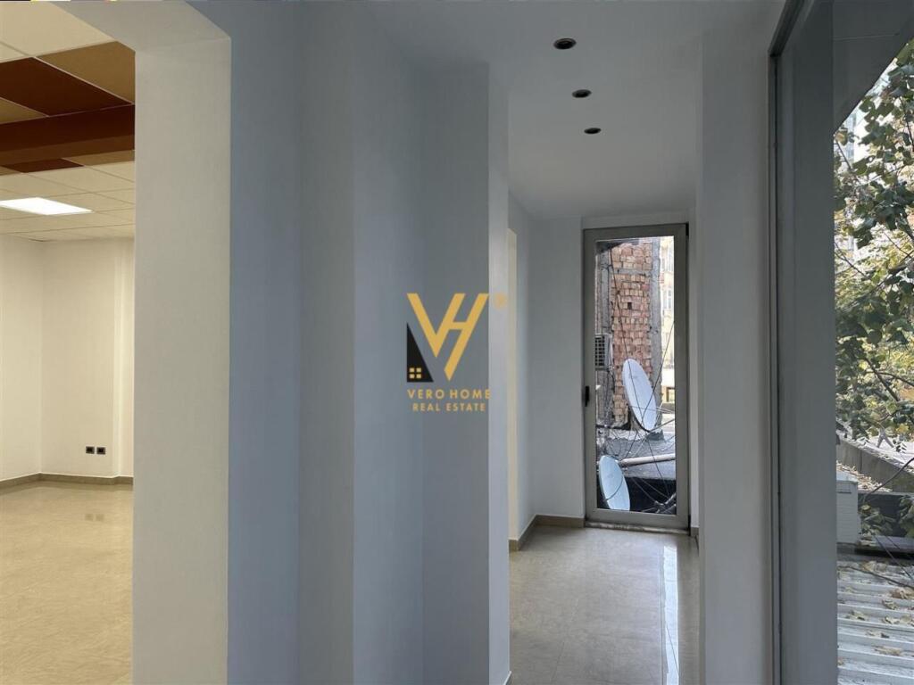 OFFICE 100 M2 FOR RENT IN BLLOKU 100,000 LEKE