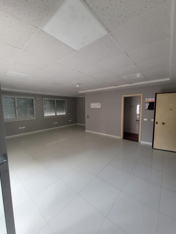 UFFICIO IN AFFITTO 210 M2 BLLOK 3700 EURO FH-51531