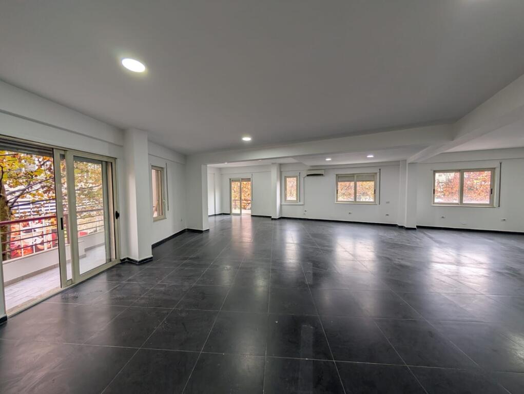 Appartamento 3+1+2 + Veranda in Vendita Vicino alla Villa Gold, Via Dibra!