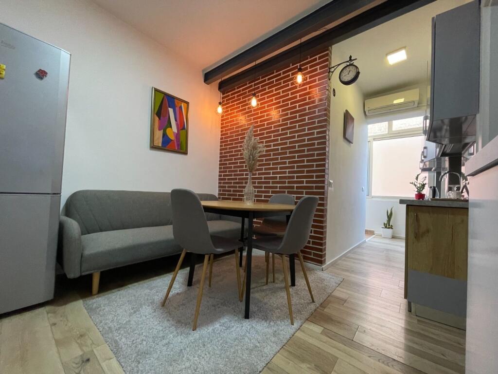 1+1 adattato, Myslym Shyri, prezzo 600 euro, e per Airbnb