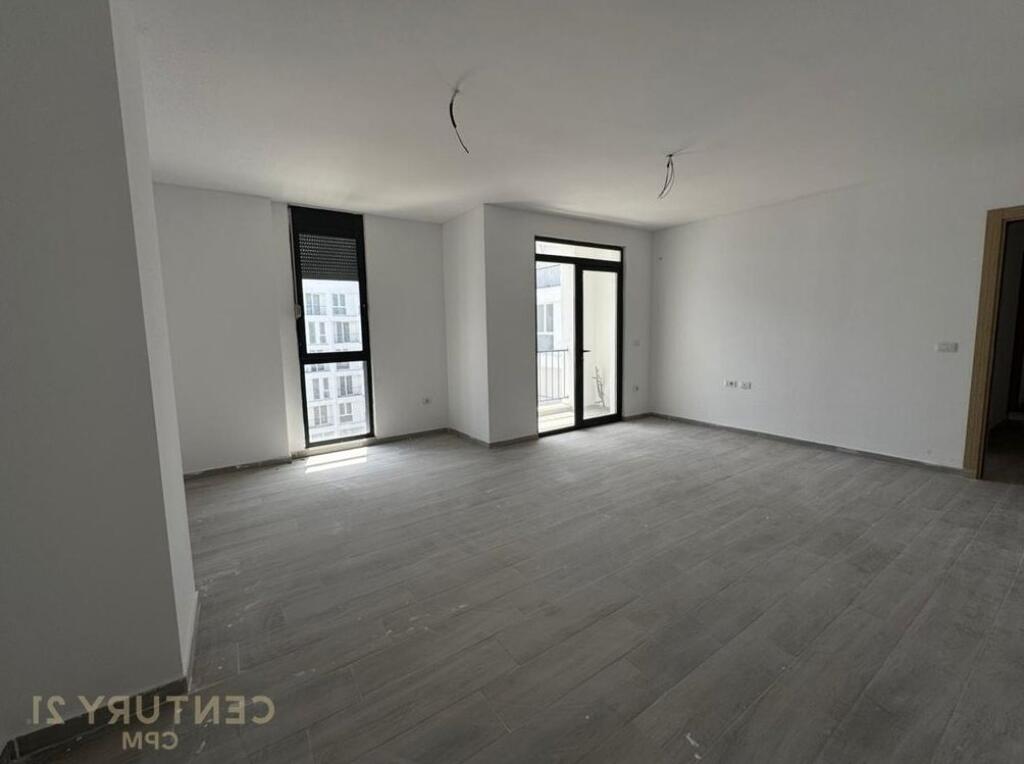Shitet Apartament 3+1 ne fund te rruges 5 Maj.