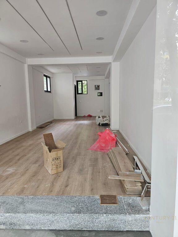 Commercial space for sale on the main road at 21-Dhjetori