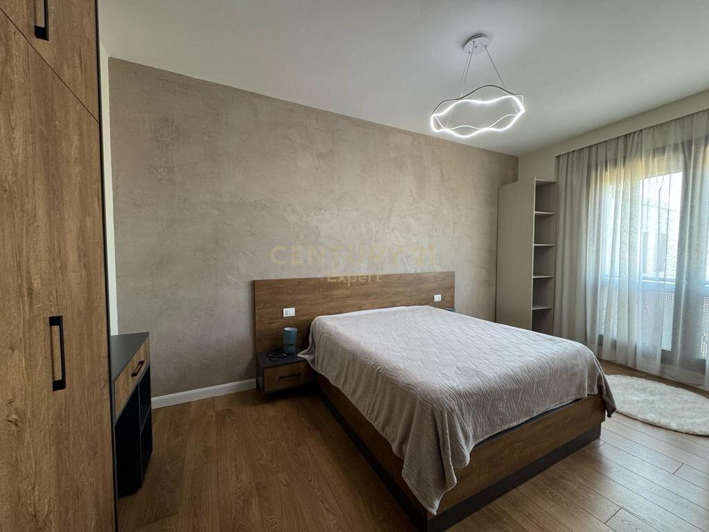 JEPET ME QIRA DUPLEX 2+1+2 ME 2 POSTE PARKIMI NE RRUGEN E BARRIKADES!!!