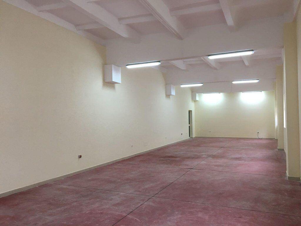 EKSKLUZIVE! BULEVARDI I RI, JEPET ME QIRA KAPANON 2 KATE+ 5 POSTE PARKIMI!