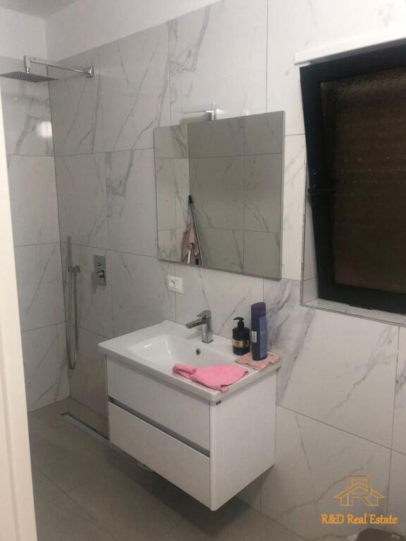 Shitet apartament 3+1+2 në Prane Viles Gold
