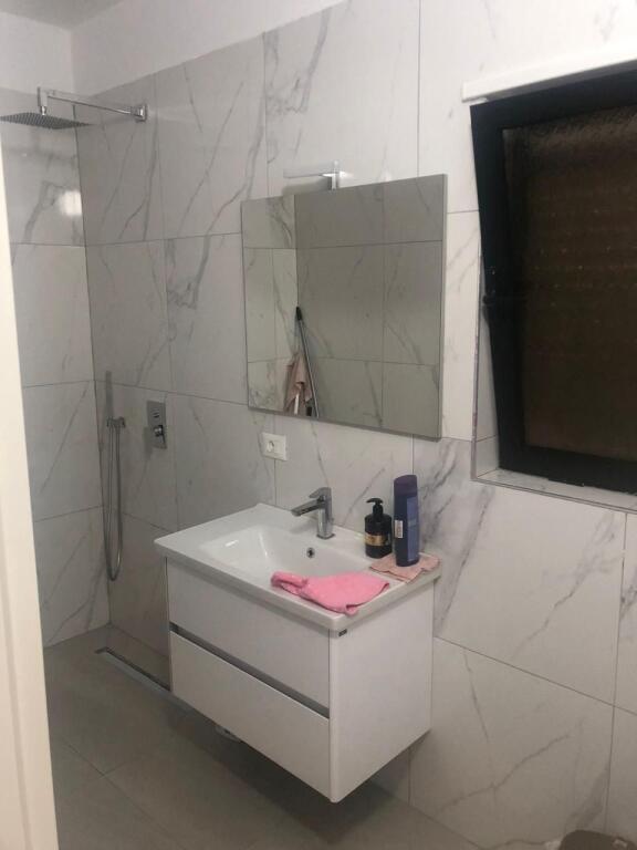 Appartamento 3+1+2 + Veranda in Vendita Vicino alla Villa Gold, Via Dibra!