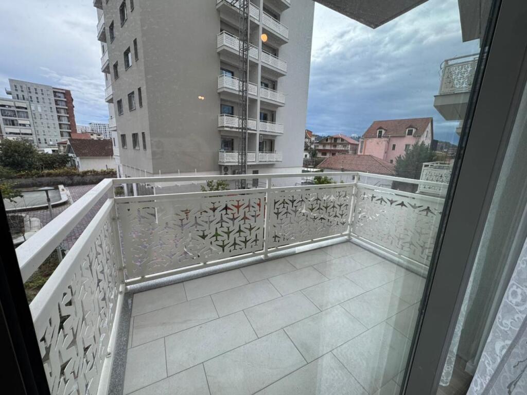 Apartament 1+1, Fusha Aviacionit!