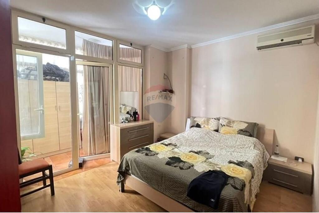 1+1 për Shitje Pranë Shkollës së Gjuhëve të Huaja, Tiranë