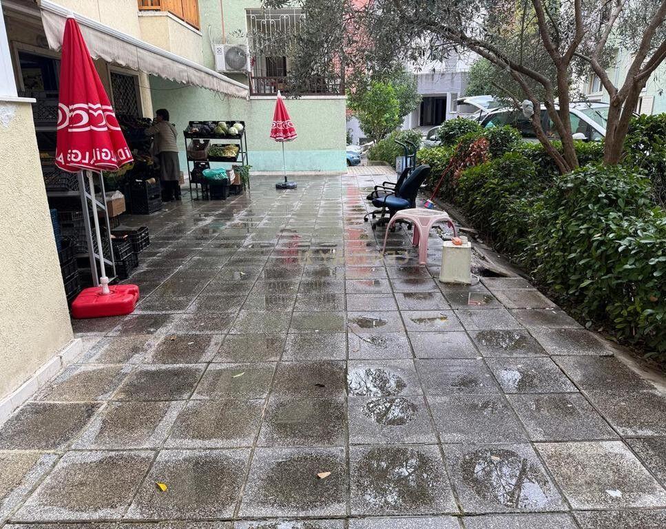Jepet me qira dyqan 90 m² te Kopshti Botanik, Tiranë