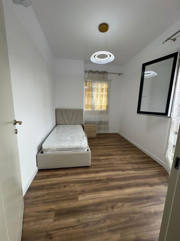 2+1,i mobiluar luks,te shkolla e kuqe,800 euro me parkim