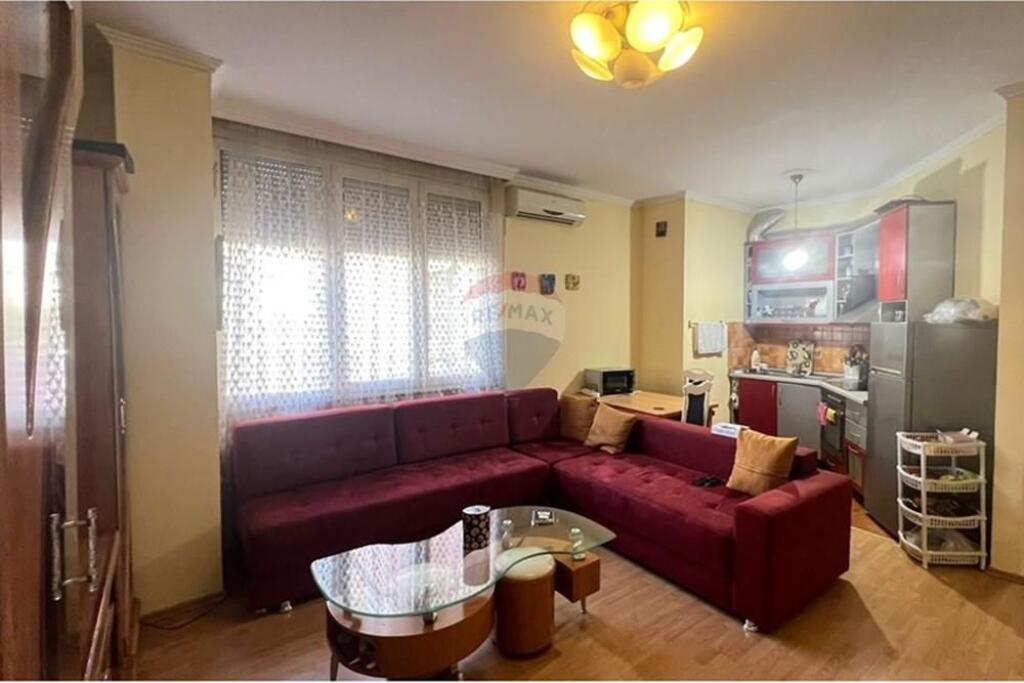 1+1 për Shitje Pranë Shkollës së Gjuhëve të Huaja, Tiranë