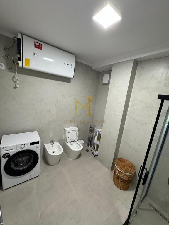 Affittasi appartamento 3+1 +2 bagni, a Durazzo, vicino alla stazione ferroviaria.