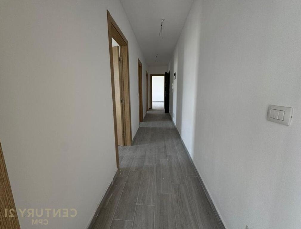 Shitet Apartament 3+1 ne fund te rruges 5 Maj.