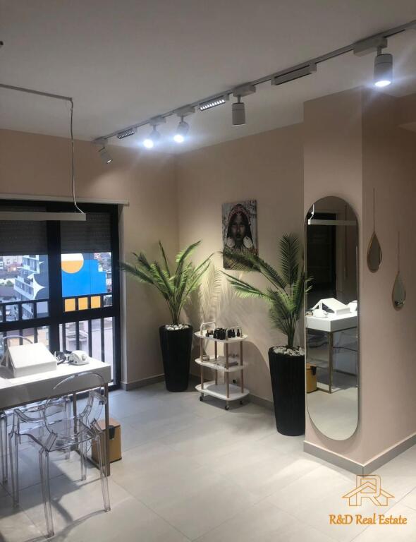 Shitet apartament 3+1+2 në Prane Viles Gold
