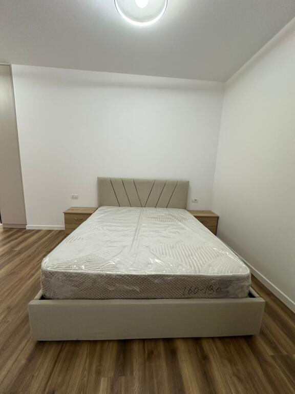 2+1,i mobiluar luks,te shkolla e kuqe,800 euro me parkim