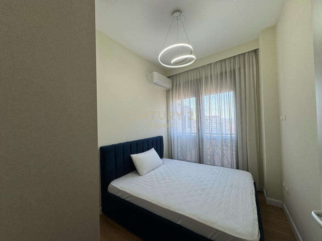 JEPET ME QIRA DUPLEX 2+1+2 ME 2 POSTE PARKIMI NE RRUGEN E BARRIKADES!!!