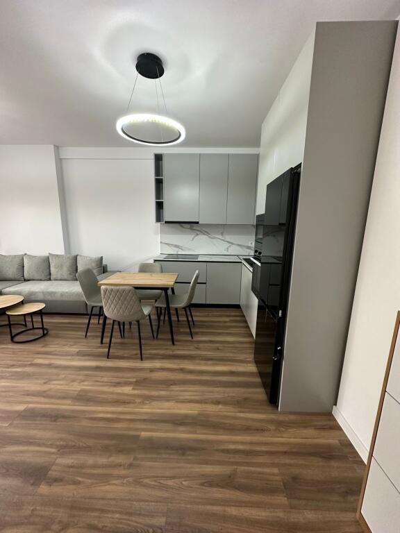 2+1,i mobiluar luks,te shkolla e kuqe,800 euro me parkim