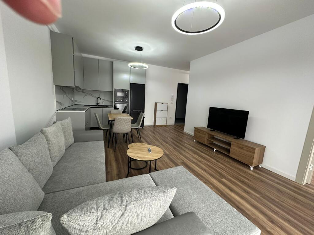 2+1,i mobiluar luks,te shkolla e kuqe,800 euro me parkim