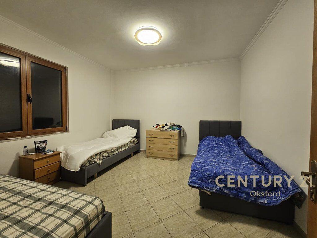 Shitet apartament 2+1 me kuzhinë të veçuar, zona “Shkolla e Kuqe” – Rruga Bardhyl, Tiranë.