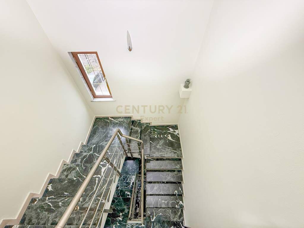 Villa di 4 piani in affitto in Rr. Riza Cerova, Tirana – vicino al Centro.
