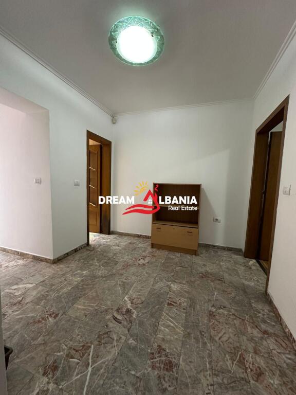 Zyre me qera prane Sheshit Wilson ne Tirane (ID 4261676 )
