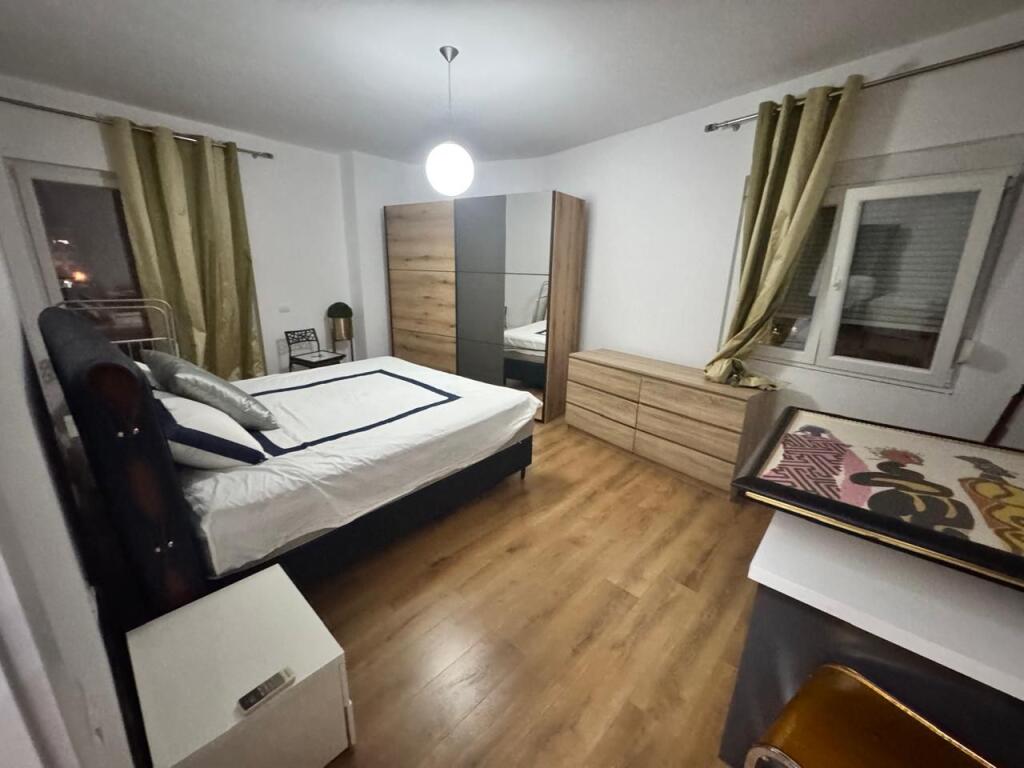 Appartamento 2+1+2 bagni presso Komuna e Parisit!