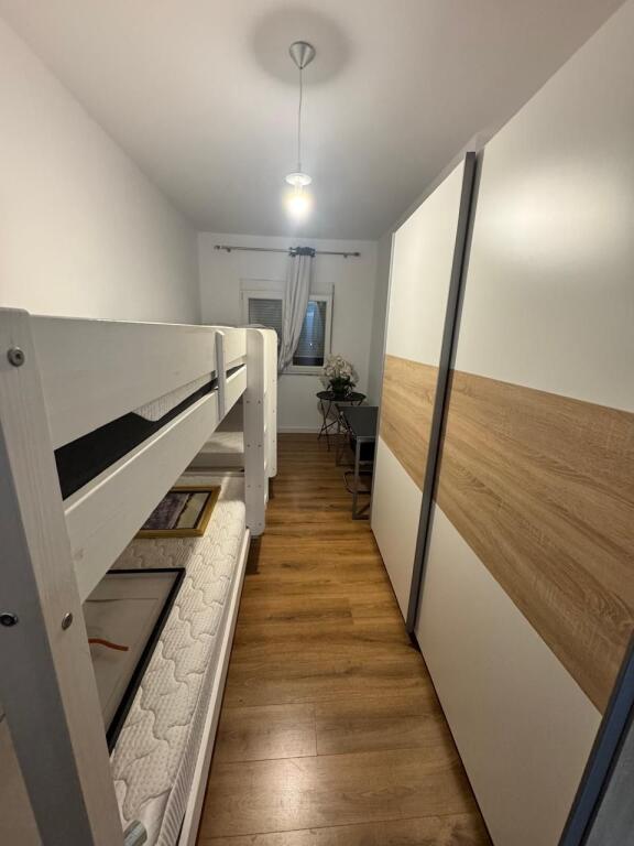 Appartamento 2+1+2 bagni presso Komuna e Parisit!