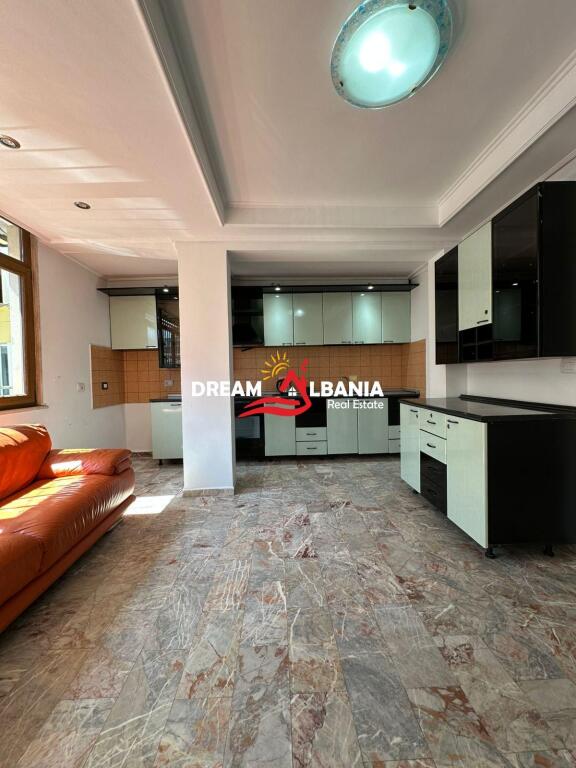 Zyre me qera prane Sheshit Wilson ne Tirane (ID 4261676 )