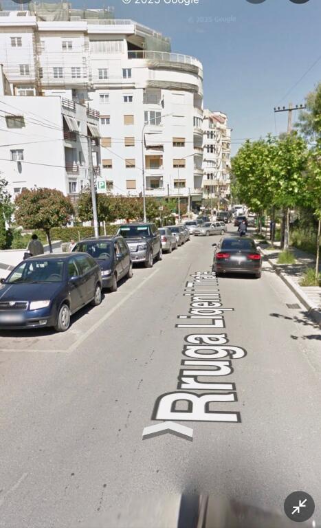Jepet dyqan me qera,kopshti zologjik,1300 euro
