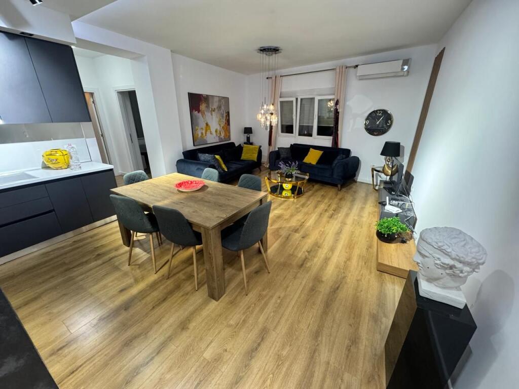 Appartamento 2+1+2 bagni presso Komuna e Parisit!