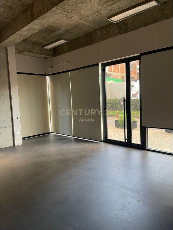 Shitet ambient komercial – open space 414,000 €