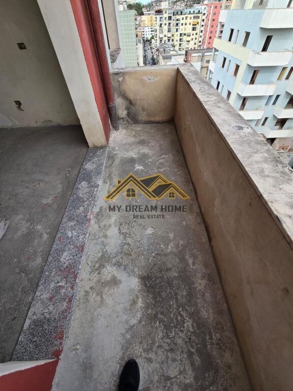 IN VENDITA APPARTAMENTO 2+1+2 + VERANDA VICINO AL EX QUARTIERE DELLA POLIZIA DURRES!