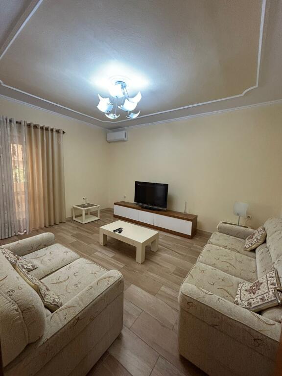 2+1,i mobiluar vasil shanto,cmimi 650 euro