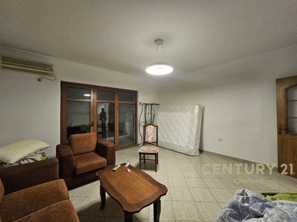 Shitet apartament 2+1 me kuzhinë të veçuar, zona “Shkolla e Kuqe” – Rruga Bardhyl, Tiranë.