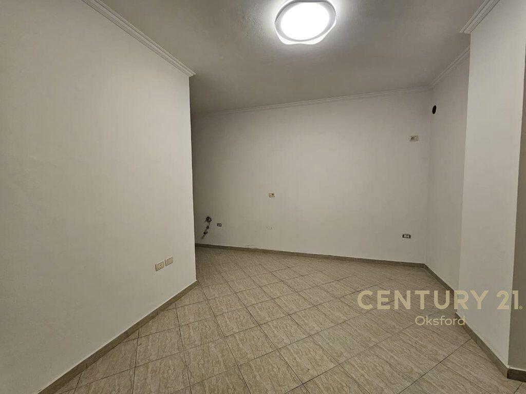 Shitet apartament 2+1 me kuzhinë të veçuar, zona “Shkolla e Kuqe” – Rruga Bardhyl, Tiranë.