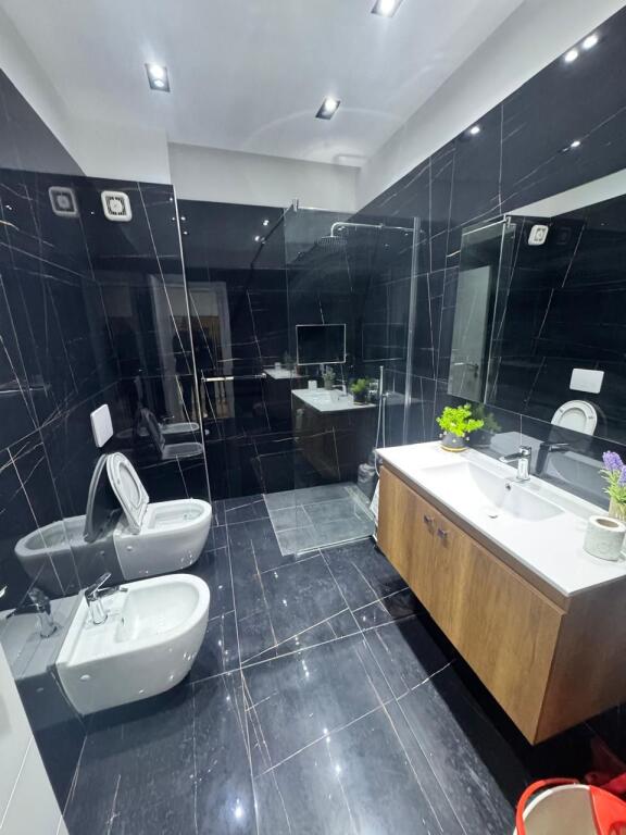 Appartamento 2+1+2 bagni presso Komuna e Parisit!