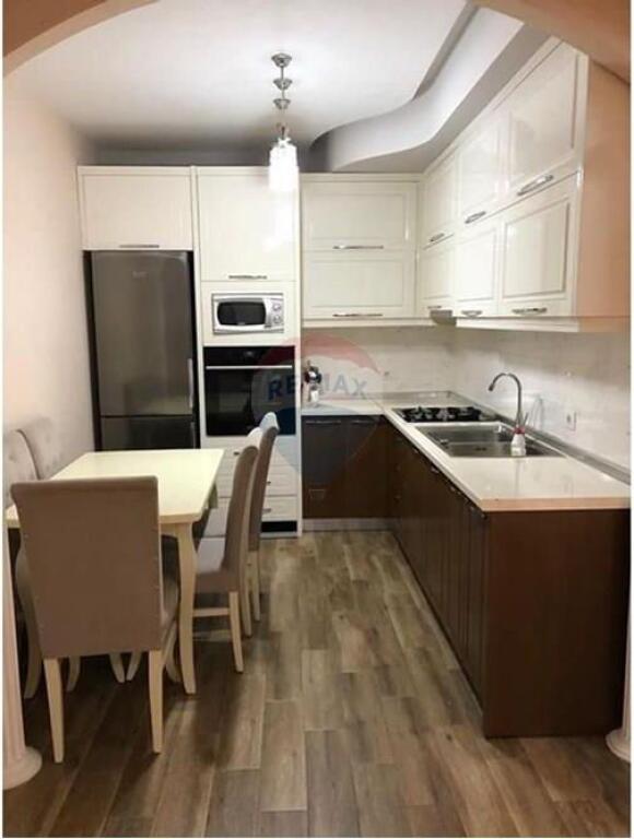 APARTAMENT 1+1 ME QIRA PRANE GJIMNAZIT PARTIZANI !