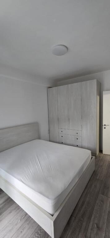 2+1 i mobiluar,kompleksi fz construksion ,liqeni i thate,600 euro