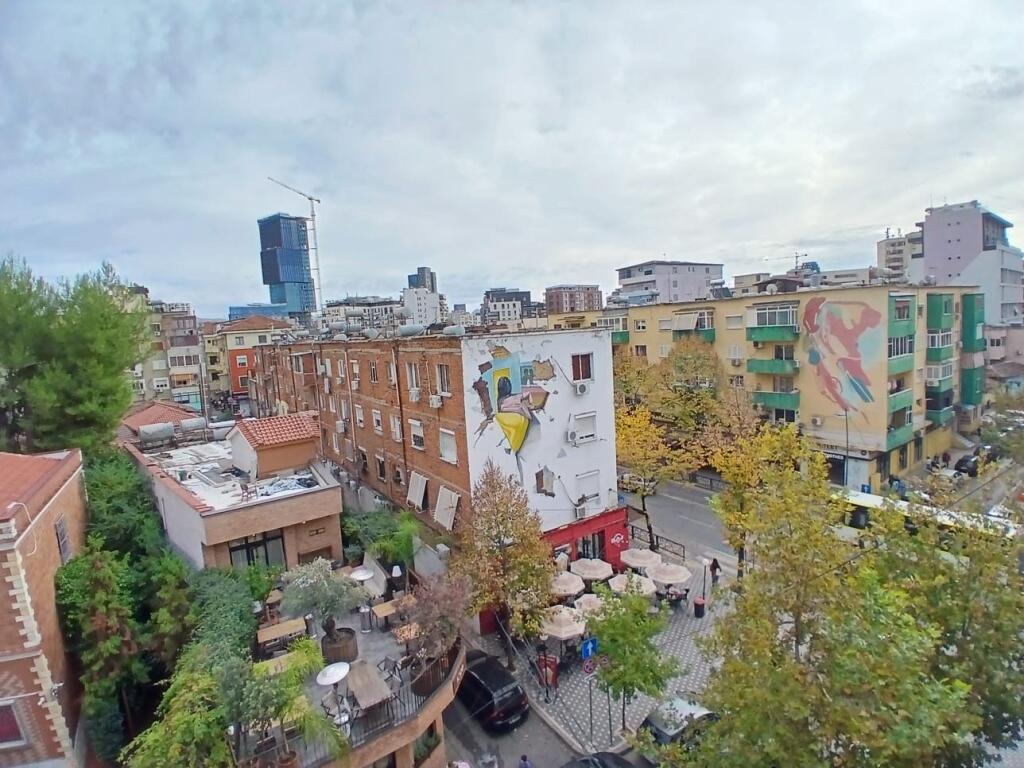 2+1,i mobiluar rruge e durresit,cmimi 600 euro