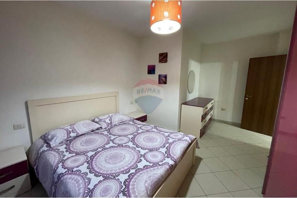 Appartamento moderno 1+1 in affitto su Bulevardi i Ri. Viene offerto un appartamento 1+1 in affitto accanto a Spak e a Bulevardi i Ri, completamente arredato con mobili moderni e funzionali. Si trova al quarto piano, non ultimo, con ascensore. Si trova in un edificio di qualità e l'appartamento ha uno spazio abbastanza ampio. Il complesso dispone di tutti i servizi necessari e la zona di Bulevardi i Ri offre una prospettiva straordinaria. Contattaci!