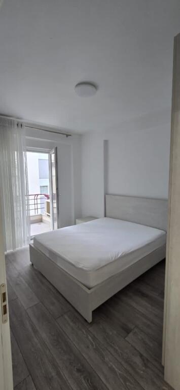 2+1 i mobiluar,kompleksi fz construksion ,liqeni i thate,600 euro