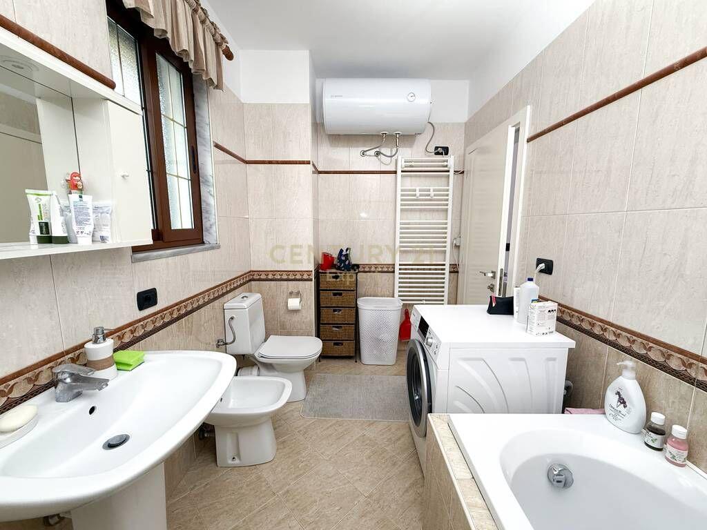Villa di 4 piani in affitto in Rr. Riza Cerova, Tirana – vicino al Centro.