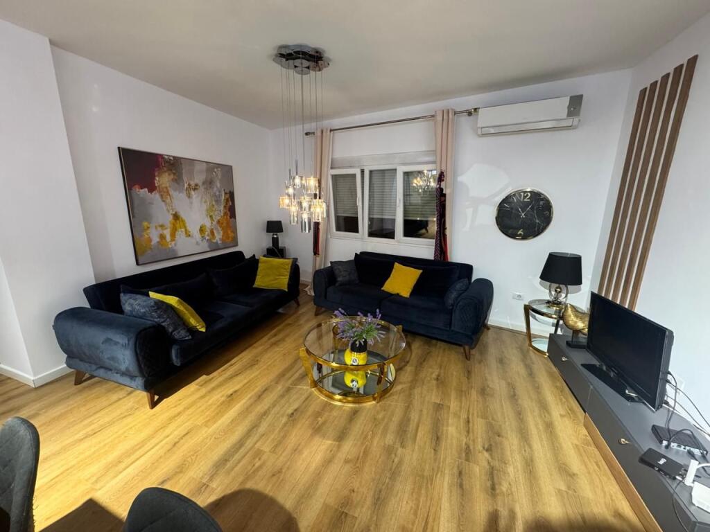 Appartamento 2+1+2 bagni presso Komuna e Parisit!
