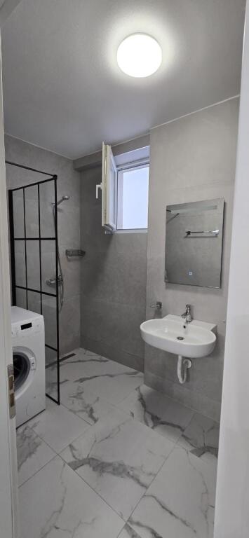 2+1 i mobiluar,kompleksi fz construksion ,liqeni i thate,600 euro
